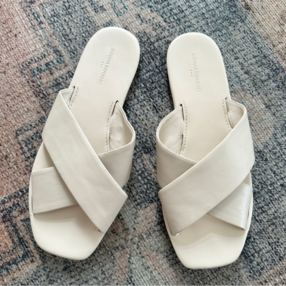 Banana Republic Cream Slip On Sandals sz 8